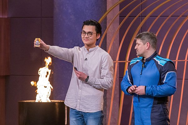 Duc Huy Bui (l.) und Michael Sälzer präsentieren ihre Firma "Racemates" vor den Investoren der "Höhle der Löwen". - © RTL/Bernd-Michael Maurer