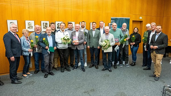 Landrat Jürgen Müller (l.) gratuliert den Mitgliedern des Vereins Windmühle Exter und des Fördervereins Holzhandwerksmuseum Hiddenhausen zum gewonnen Heimatpreis. Der 1.Preis geht nach Exter, der 2. Preis in die Großgemeinde. - © Ralf Bittner