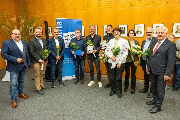 Musiker Tom Fronza (5.v.l.), Mitglieder des Vereins Musik-Kontor Herford freuen sich über die Auszeichnung mit dem geteilten Kulturpreis des Kreises. - © Ralf Bittner