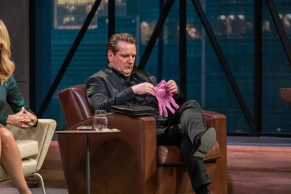 Nimmt den "Pinky Glove" kritisch unter die Lupe: Investor Ralf Dümmel. - © TVNOW / Bernd-Michael Maurer