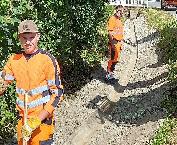 Niklas Wöstefeld leistet bei der Baumaßnahme zwischen Kollerbeck und Born ganze Arbeit. - © Kreis Höxter