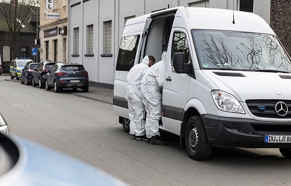 Polizeibeamte von der Spurensicherung am Tatort in Duisburg. - © Christoph Reichwein
