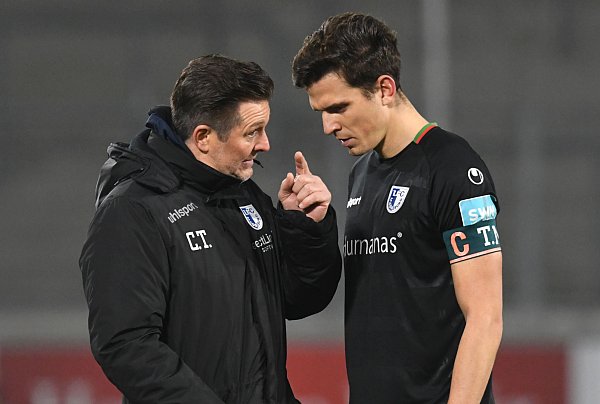 Tobias Müller (r.) ist einer von drei Ex-Magdeburgern im SCP-Kader, die bereits unter FCM-Trainer Christian Titz (l.) spielten. - © picture alliance / Eibner-Pressefoto