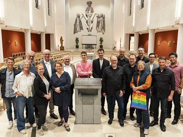 Das veranstaltende ökumenische Team Kultur (v. l.) mit Benedikt Fritz, Petra Scharfen, Hans-Georg Hunstig, Lisa Timmerberg, Werner Jülke, Michaela Mülligans und den Akteuren Dieter Lipsewers, Alejandro Peters, Jan-Gerrit Brüggemeier, den fünf Westwood-Singers, Anja Fecke, Giano Weiß und Yukinobu Ishikawa. - © Tobias Vorwerk