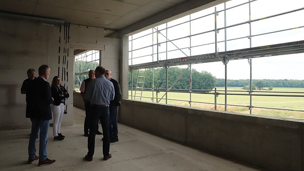 Noch steht das Gerüst am Neubau und die Fenster sind noch nicht eingebaut. In diesem Klassenzimmer werden vermutlich in einem Jahr Schüler unterrichtet. Bei dem Ausblick geriet der ein oder andere Besucher schon mal ins Schwärmen. - © Birgit Guhlke