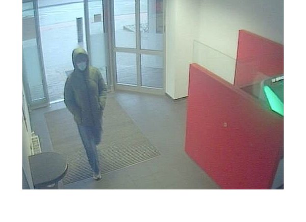Die Polizei sucht diesen Tatverdächtigen, der nach dem Diebstahl des Portemonnaies vom Konto eines 85-Jährigen einen hohen Geldbetrag abhob. - © Polizei