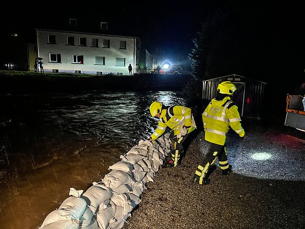 Halver: Einsatzkräfte der Feuerwehr bauen einen Damm aus Sandsäcken zum Schutz vor dem Hochwasser der Volme. - © Alex Talash