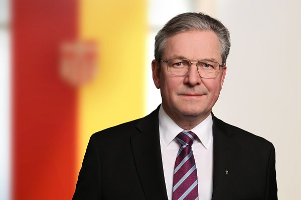 Paderborns Bürgermeister Michael Dreier (CDU) dankt den Initiatoren der Demonstration gegen rechtes Gedankengut. - © Stadt Paderborn/Verena Neuhaus