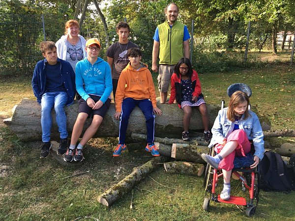 Projektteilnehmer der 10. Klasse mit Trainer Norbert Niebius von Natursinn e.V. und Schulsozialarbeiterin Ursula Flörkemeier. - © Simone Boldau