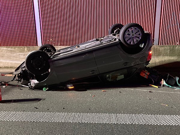 Bei einem nächtlichen Unfall in Borgholzhausen landete ein Golf auf dem Dach. Der Fahrer wurde leicht verletzt. - © Polizei Bielefeld