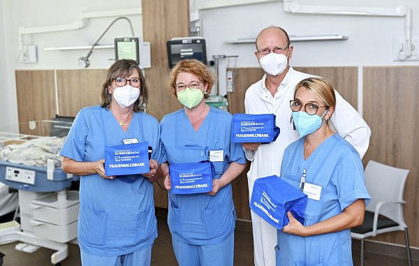 Ursula Weller (v.l.), Franziska Noske, Eckard Hamelmann 

und Cornelia Buchholt haben mit einem interprofessionellen Team eine Frauenmilchbank am Klinikum Bethel aufgebaut. - © Mirco Menebröcker