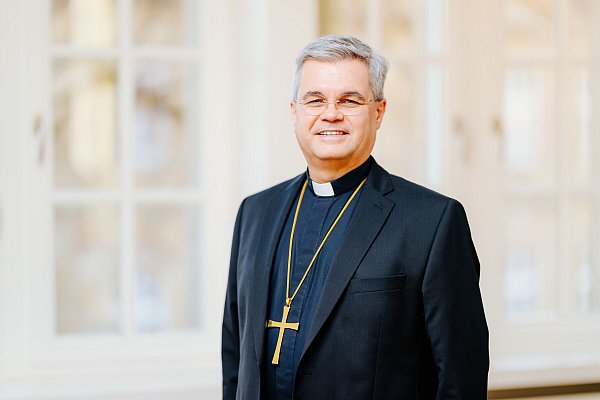 Während das lange Bestehen des Bistums gefeiert wird, feiert der neue Erzbischof Udo Markus Bentz zum ersten Mal mit. - © Besim Mazhiqi / Erzbistum Paderborn
