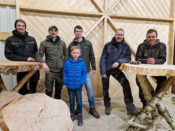 Marius Mönnekes (v. l.), Sören Multhaup, Jonathan Sonderer, Jonas Voß, Michael Köhne und Timo Kalkert sorgen dafür, dass die Gäste der Jubiläumsfeier fein Platz nehmen können. - © Privat