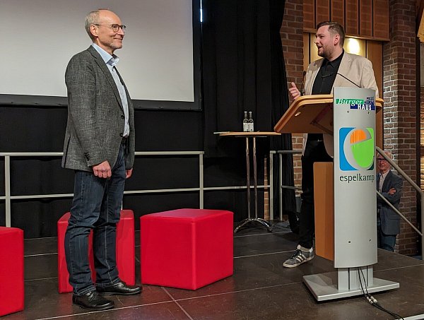 Staffelübergabe: Michael Buhre übergibt an seinen 30 Jahre jüngeren Nachfolger Micha Heitkamp (r.). - © Volker Knickmeyer