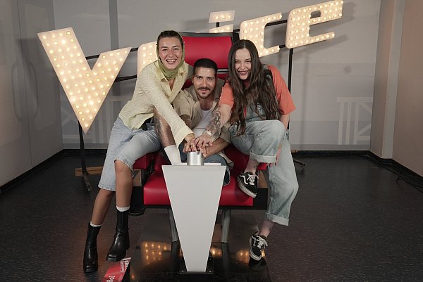 Alessio Loriga hier neben Pauline Steinbrecher (l.) und Yvonne Rüller (r.), kehrt nach zehn Jahren zurück zu The Voice of Germany - © ProSiebenSat.1 Media
