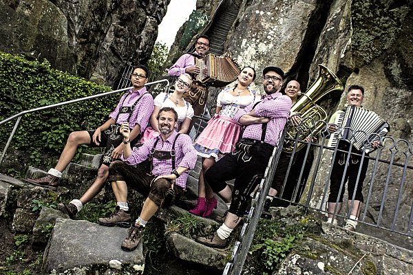 Die "Alpenbanditen" sorgen am Eröffnungsabend des Bierfests für Stimmung im "Après-Ski-Stil". - © Dorothee Ruckes