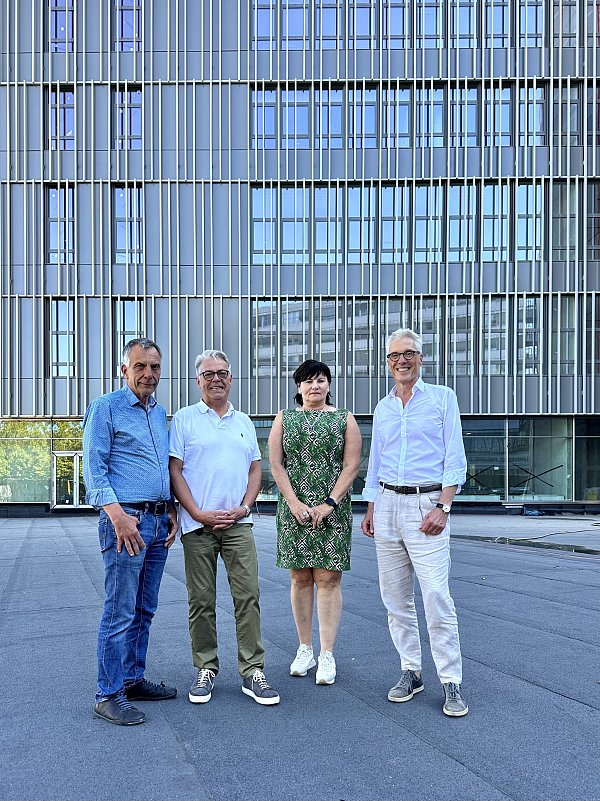 Gerhard Sagerer, Wolfgang Feldmann, Gabriele Willems und Stephan Becker (v.l.) vor der Fassade. - © BLB NRW