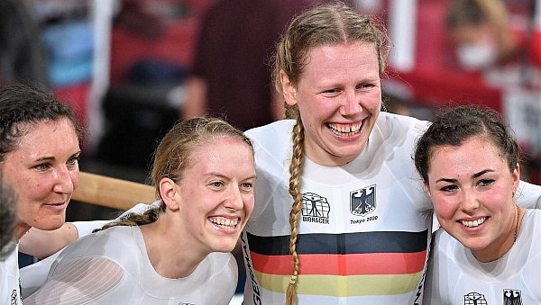 Goldener Moment: Die Bielefelderin Mieke Kröger (2.v.r) wurde mit Lisa Brennauer (v.l.), Franziska Brauße und Lisa Klein in Tokio Olympiasiegerin in der Mannschaftsverfolgung. - © Sebastian Gollnow
