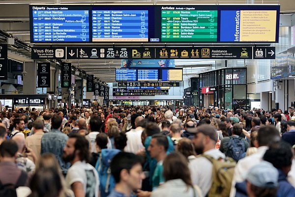 Zahlreiche Fahrgäste versammeln sich im Pariser Bahnhof Gare Montparnasse rund um die Abfahrtstafeln. - © Thibaud Moritz/dpa