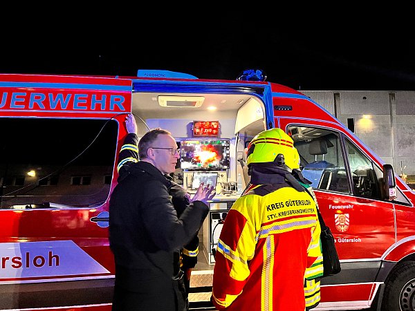 Neben vielen Einsatzkräften war auch Bürgermeister Theo Mettenborg im Februar beim Brand des Nolte-Produktenwerks vor Ort. - © Thorsten Heß
