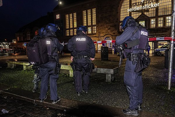 Die Polizei eilte am ersten Weihnachtsfeiertag unter schwerem Schutz zum Bielefelder Hauptbahnhof. - © Paul Brinkmann