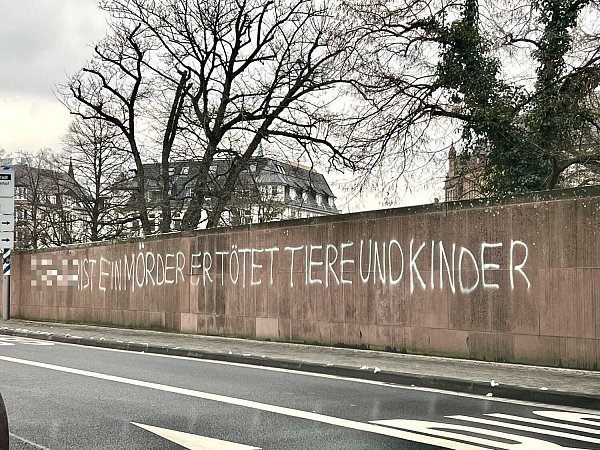 Riesiges Rufmord-Graffiti an der Kunsthalle. - © Paul Brinkmann