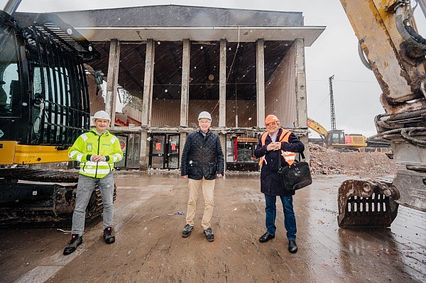 Projektleiter Thomas Behnisch (v. l.), Heinrich Hillebrand von PB1 und OWL-Bahnhofsmanager Martin Nowosad auf der Baustelle. - © Besim Mazhiqi
