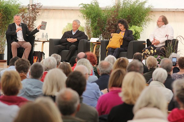 Beim Sonntagsgespräch ging es im vergangenen Jahr um Krisen, Kriege und Kultur. Joachim Radkau (v.l.), Susan Neiman und Jürgen Kaube antworteten auf die Fragen von Moderator Jürgen Keimer. - © Ulf Hanke