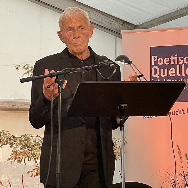 Nicht nur als Rezitator, sondern auch mit großer Schauspielkunst zieht Rolf Becker Jahr für Jahr das Publikum beim Literaturfest in seinen Bann. - © Elke Niedringhaus-Haasper