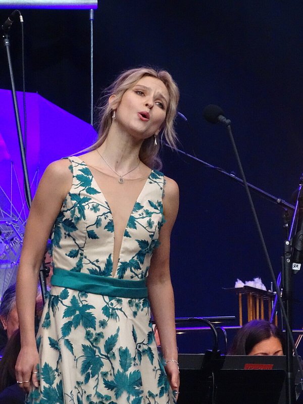 Singt sich in die Schwerelosigkeit: Anastasia Churakova - © Philipp Tenta
