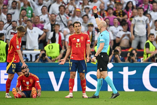 Schiedsrichter Anthony Taylor in England (r) zeigt Spaniens Dani Carvajal (2vl) die Rote Karte. - © Federico Gambarini