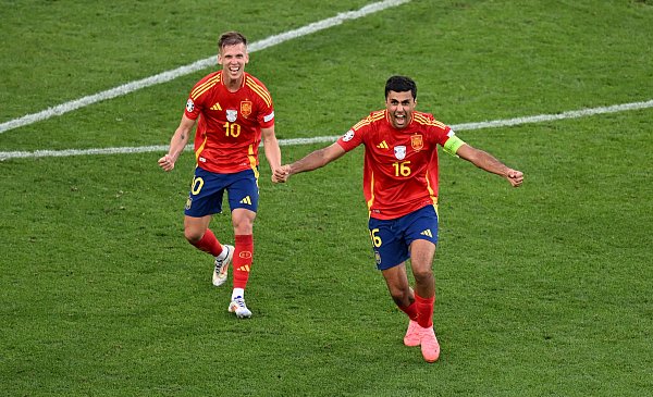 Spaniens Dani Olmo (l) und Rodri jubeln über den Sieg. - © Bernd Weißbrod