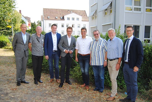 Peter Husen (v.l.), Walter Finke, Uwe Pakendorf, Carsten Linnemann, Peter Liese, Emil Vogt, Dieter Rehberg, und Andreas Friedrich machen sich Sorgen um das Schützenwesen. - © Büro Linnemann
