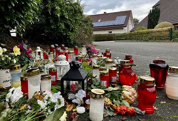 Der gewaltsame Tod einer jungen Frau (21) am Ingolstädter Weg hat in Bielefeld für Entsetzen gesorgt. Zahlreiche Kerzen und Blumen zeigen die Trauer der Mitmenschen. - © Jens Reichenbach