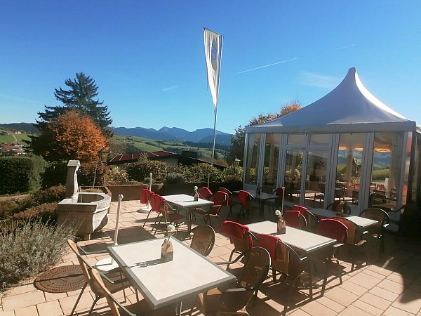 Hier entspannen die Gewinner: Die Panoramaterrasse von Helgas Landhotel bietet einen traumhaften Ausblick. - © Hotel