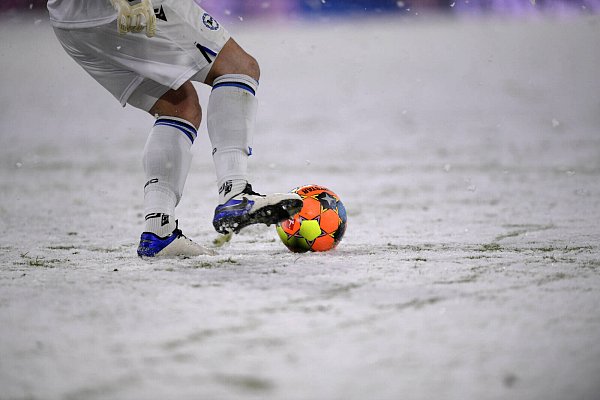 Arminia auf Schnee - das ist ein gewohntes Bild. Trotzdem staunte mancher DSC-Spieler nicht schlecht, als er am Freitag weiße Trainingsplätze an der Friedrich-Hagemann-Straße sah. - © Bernd Feil/M.i.S./Pool