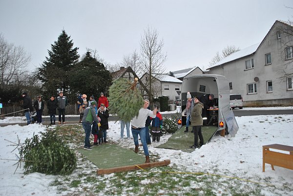 Der Erwitzer Antonius Lüke erreicht mit einer Distanz von 10,34 Metern den 9. Platz beim Weihnachtsbaumweitwurf. - © Lennart Schlütz