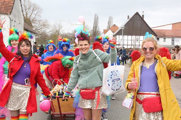 Die bunten Fußgruppen waren die Stimmungsgaranten des Rosenmontagsumzugs. - © Burkhard Battran