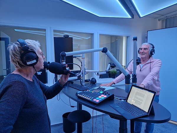 Birgitt Gottwald und NW-Reporter Jürgen Mahncke nehmen zusammen die neue Folge der "OstwestFälle" auf. - © Pauline Maus