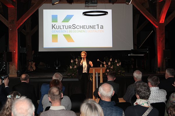 NRW-Ministerin Ina Brandes war bei der Geburtstagsfeier der Kulturscheune 1a in Fürstenberg der Ehrengast. - © Uwe Müller