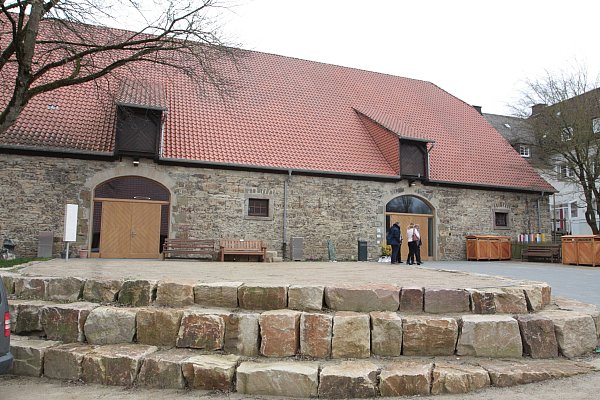 Die ehemalige Zehntscheune in Fürstenberg ist zur Kulturscheune 1a umgebaut worden und auch der Vorplatz, der alte Kornhof, wurde umgestaltet. - © Uwe Müller