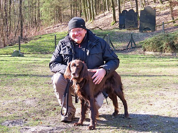 Markus Sisterhenn und seine Frieda. Die Hündin der Rasse Deutsch Langhaar ist neun Jahre alt. - © Gunter Held