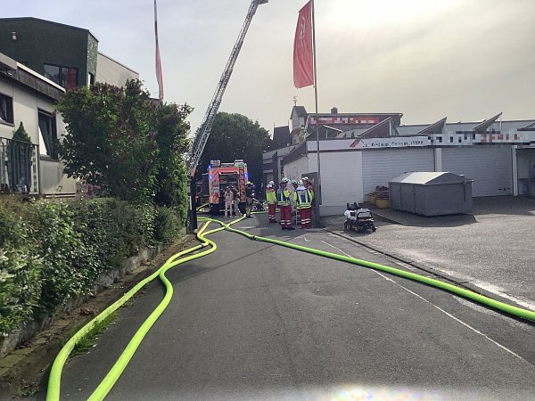 Mit Drehleitern ist die Feuerwehr Paderborn mehrere Stunden im Einsatz. - © Feuerwehr Paderborn
