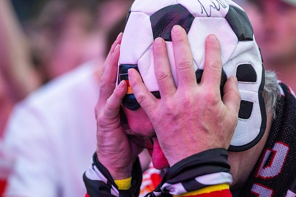 Die Fans auf der Fanmeile vor dem Brandenburger Tor hatten sich mehr erhofft - und wurden in der Nachspielzeit erlöst. - © Christophe Gateau