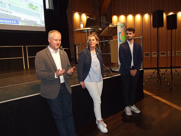 Bürgermeister Henning Vieker, Fachbereichsleiterin Susanne Sassenberg und Planer Konstantin Dieke erläuterten einigen Bürgern nach der Ratssitzung im Bürgerhaus die Pläne für ein neues Rathaus. - © Karsten Schulz