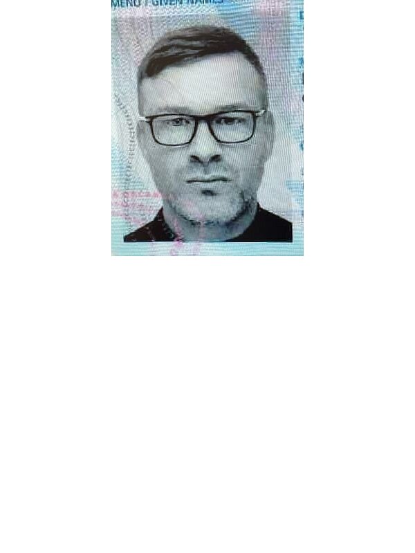 Dieses Foto verwendete der mutmaßliche Betrüger für ein gefälschtes Ausweisdokument. - © Polizei