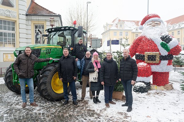 Die Landwirte Jan-Wihelm Wetehof (l.) und Jens Müller (auf dem Traktor) organisieren die Lichterfahrt der Landwirte. Hermann Dedert, Vorsitzender des Landwirtschaftlichen Kreisverbandes Herford-Bielefeld (v.r.) freut sich über die Unterstützung von Andreas Kelch (Volksbank), Olga Warnow (Weinrich), Manfred Bischoff (Pro Herford) und Marco Kollmeier (ebenfalls Volksbank). - © Ralf Bittner