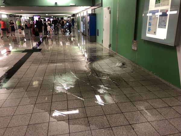 Folge des Starkregens: Das Wasser drückte in die Unterführung des Bielefelder Hauptbahnhofes. - © Sigrun Müller-Gerbes