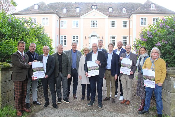 Die Beteiligten und Sponsoren freuen sich auf das vierte Landluftkonzert der NWD auf Schloss Rheder. - © Burkhard Battran