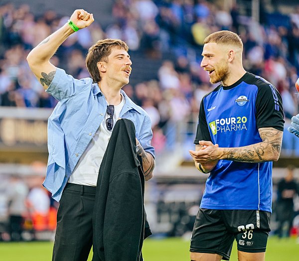 SCP-Keeper Jannik Huth (l.) feiert nach dem Spiel "in Zivil" mit seinen Teamkollegen und den Paderborner Fans. - © Besim Mazhiqi